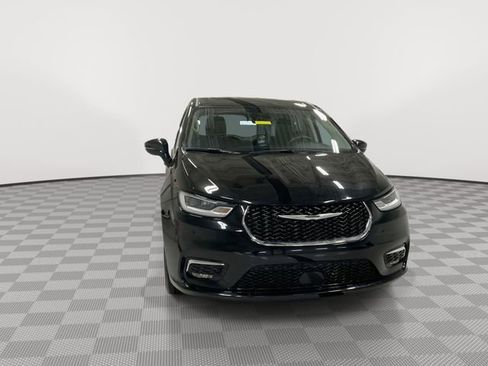 Used 2024 Chrysler Pacifica Touring-L image 3