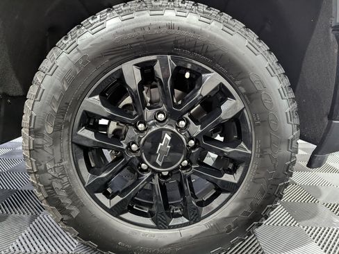 Used 2025 Chevrolet Silverado 2500 LTZ w/ LTZ Plus Package AWD/4WD image 6