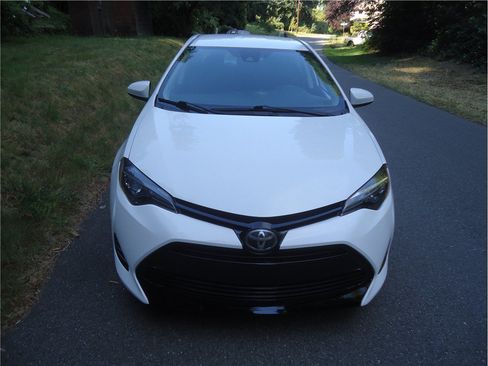 Used 2019 Toyota Corolla LE FWD image 2