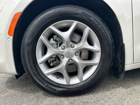 Used 2020 Chrysler Pacifica Touring-L Plus w/ Tire & Wheel Group FWD image 12
