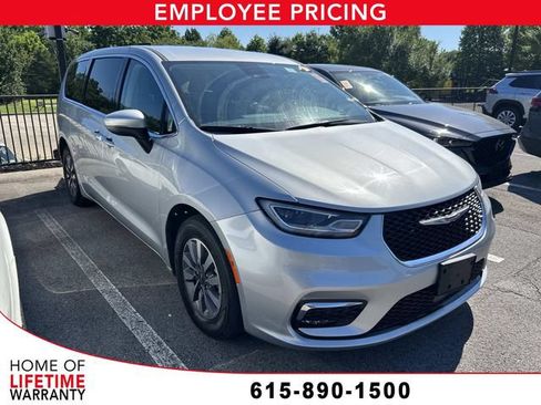 Used 2023 Chrysler Pacifica Touring-L FWD image 1