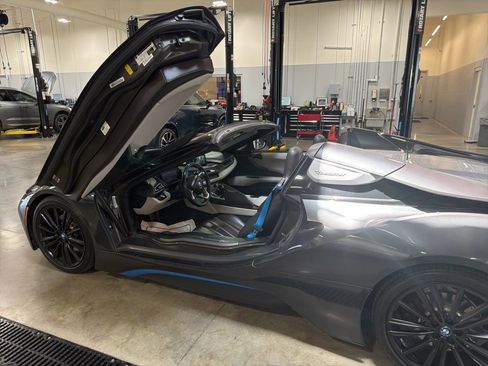 Used 2019 BMW i8 Roadster AWD/4WD image 14