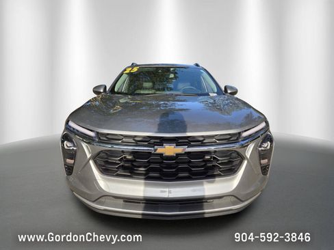 Used 2025 Chevrolet Trax LT w/ LT Convenience Package FWD image 9
