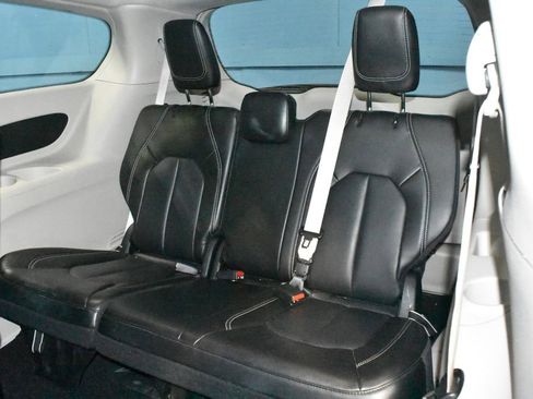 Used 2024 Chrysler Pacifica Select image 23