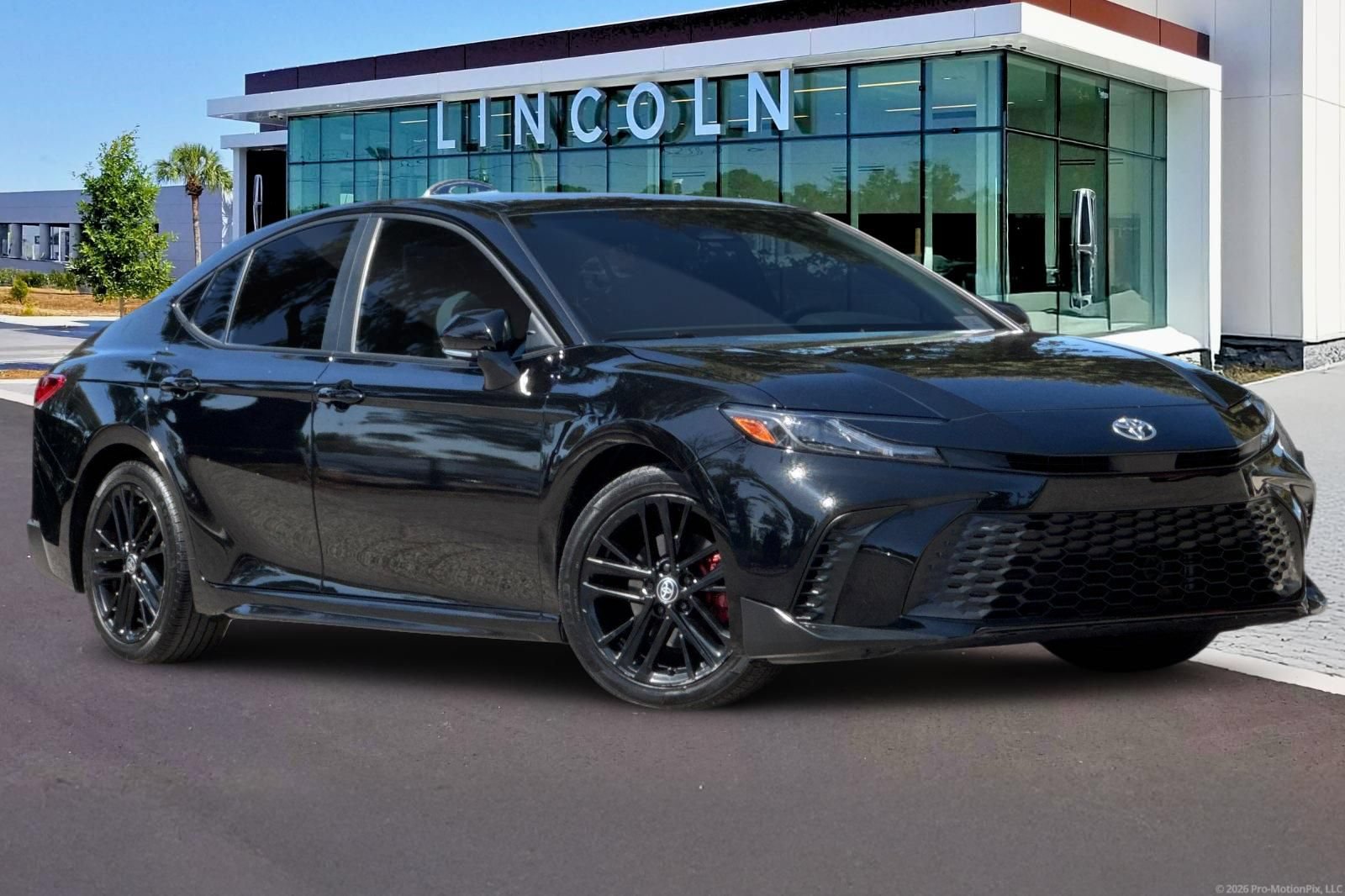 Used 2025 Toyota Camry SE FWD image 2