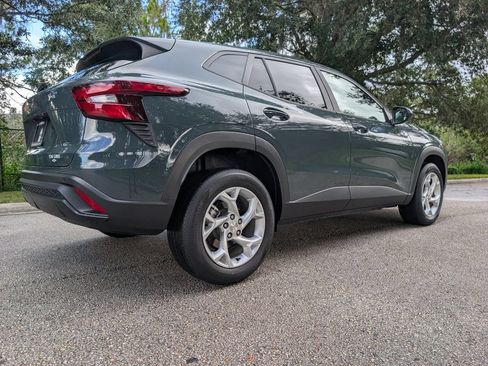 Used 2025 Chevrolet Trax LS w/ LS Convenience Package FWD image 9