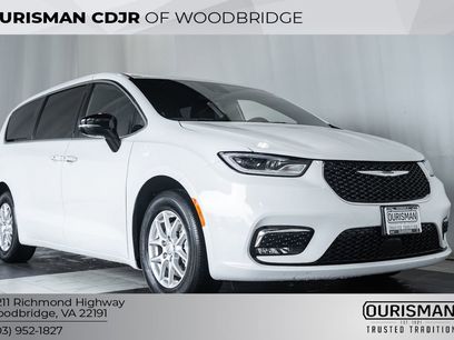 Used 2025 Chrysler Pacifica Select