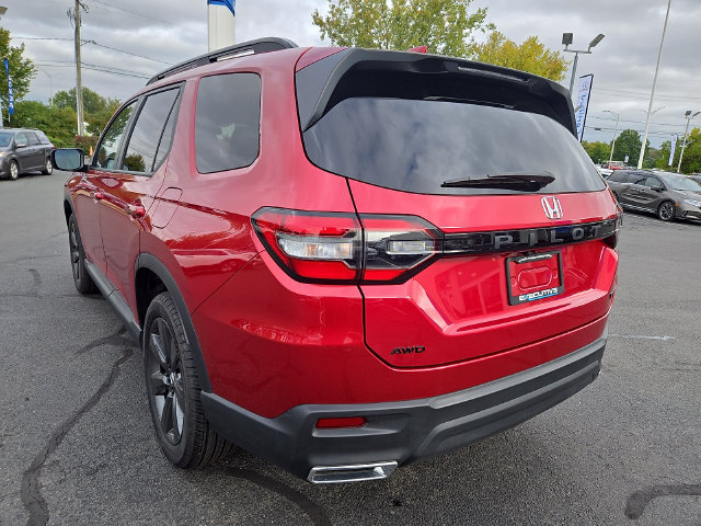 Used 2025 Honda Pilot Sport image 4