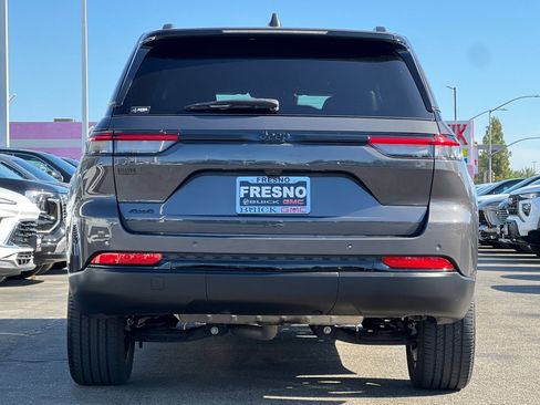 Used 2023 Jeep Grand Cherokee Laredo AWD/4WD image 6