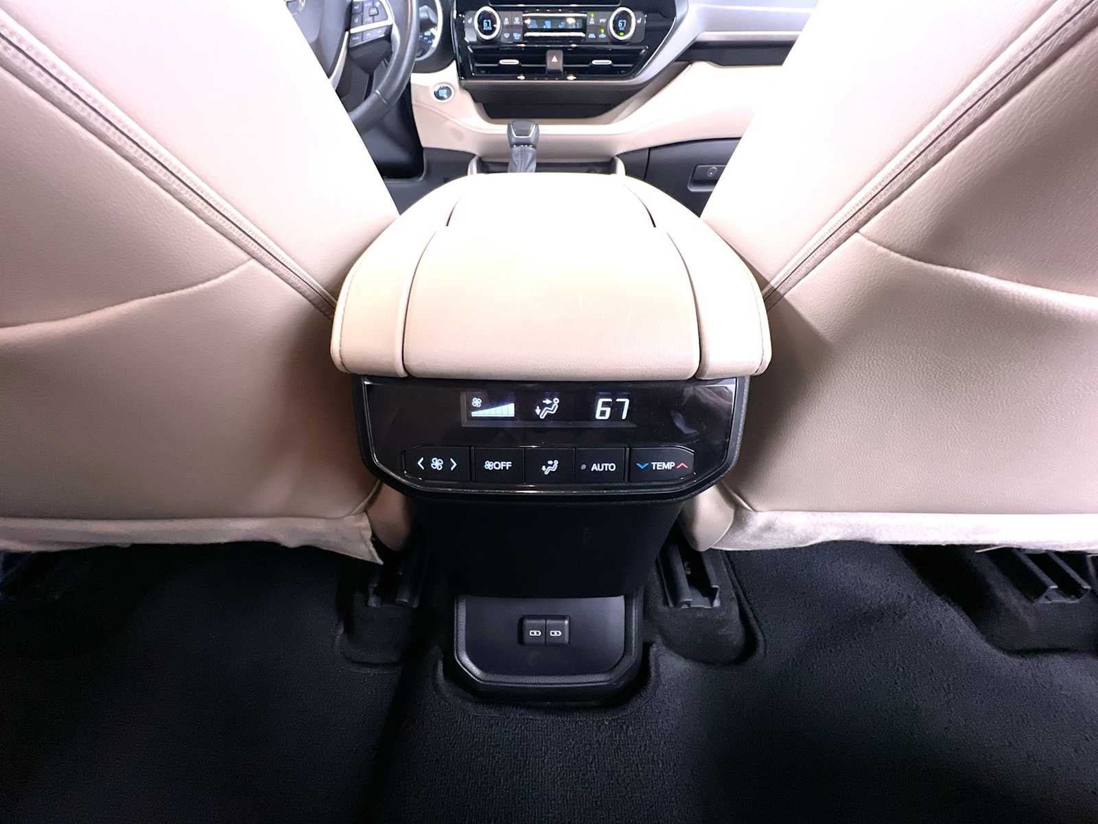 Used 2023 Toyota Highlander XLE AWD/4WD image 37