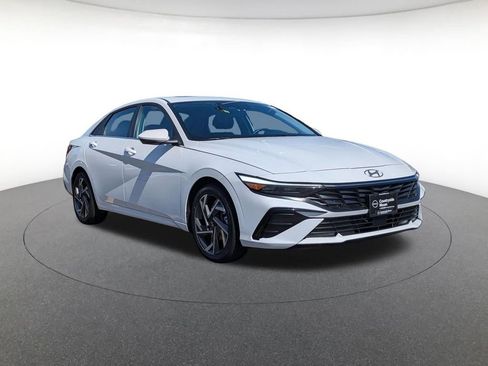 Used 2025 Hyundai Elantra SEL image 3