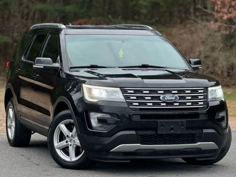 Used 2016 Ford Explorer XLT w/ Equipment Group 202A AWD/4WD image 2