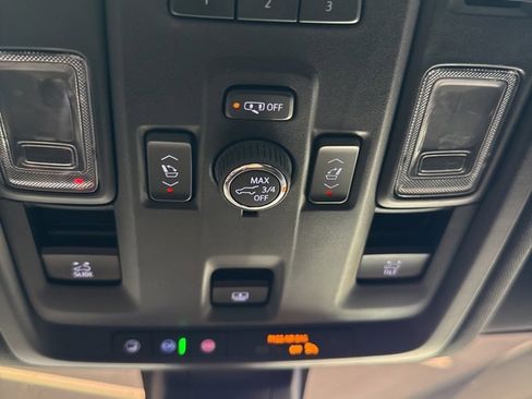 Used 2021 GMC Yukon SLT w/ SLT Premium Package image 9