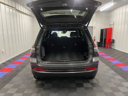 Used 2023 Jeep Grand Cherokee Altitude image 5