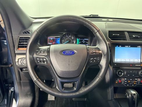 Used 2018 Ford Explorer XLT w/ Equipment Group 202A AWD/4WD image 15