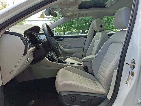 Certified 2023 Volkswagen Jetta SE w/ Panoramic Sunroof Package FWD image 14