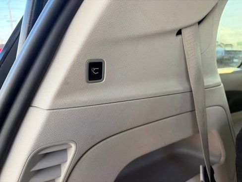 Used 2023 Chrysler Pacifica Touring-L image 26