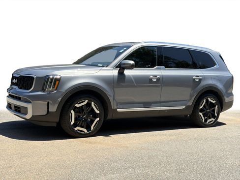 Used 2024 Kia Telluride EX w/ EX Captain's Chair Package AWD/4WD image 22