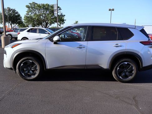 Used 2025 Nissan Rogue SV FWD image 2