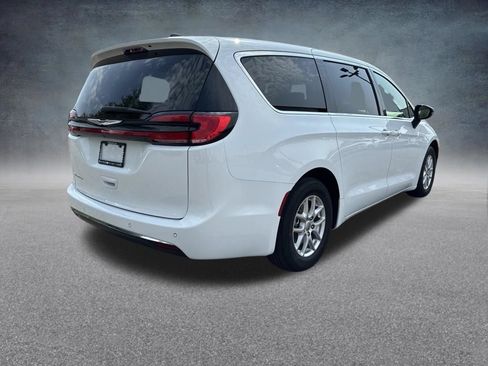 Used 2024 Chrysler Pacifica Touring-L FWD image 5