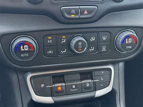 Used 2024 GMC Terrain SLT image 19