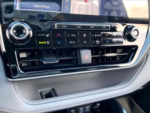 Used 2022 Toyota Highlander Platinum FWD image 33