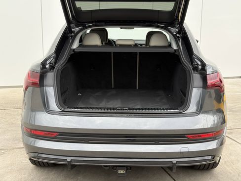 Used 2021 Audi e-tron Prestige w/ Prestige Package image 9