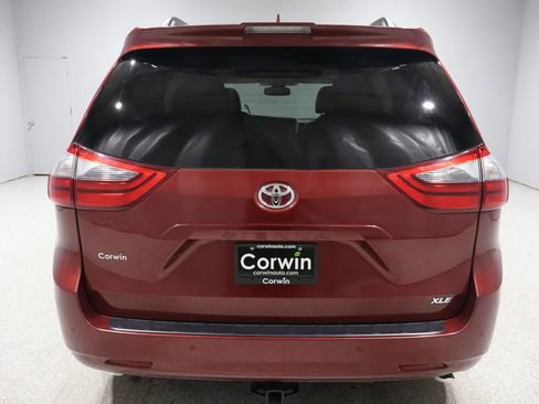 Used 2020 Toyota Sienna XLE image 3