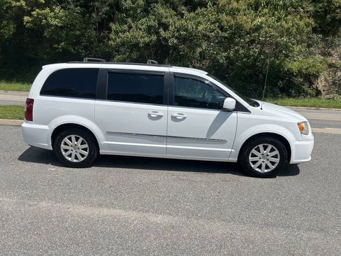 Used 2014 Chrysler Town & Country Touring FWD image 8