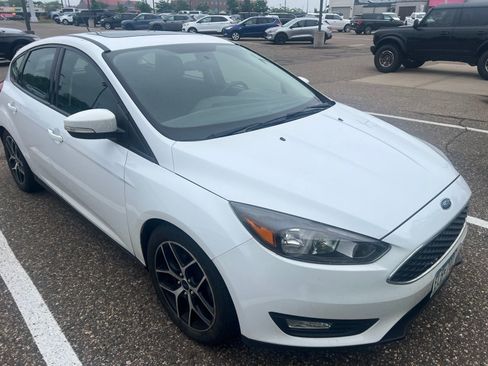 Used 2017 Ford Focus SEL w/ Cold Weather Package FWD image 2