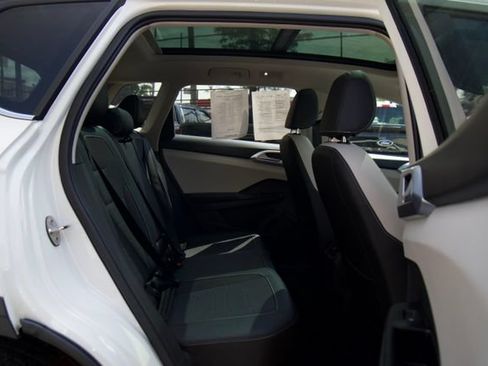 Used 2025 Volkswagen Taos SE w/ Panoramic Sunroof Package FWD image 27