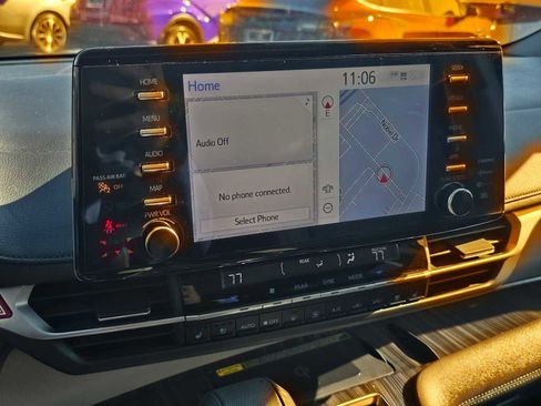 Used 2023 Toyota Sienna Limited image 30