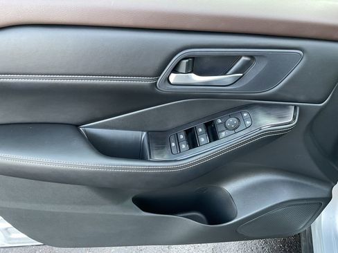 Used 2023 Nissan Rogue SV w/ SV Premium B Package image 11