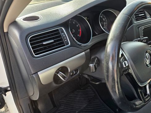 Used 2017 Volkswagen Jetta SE image 16