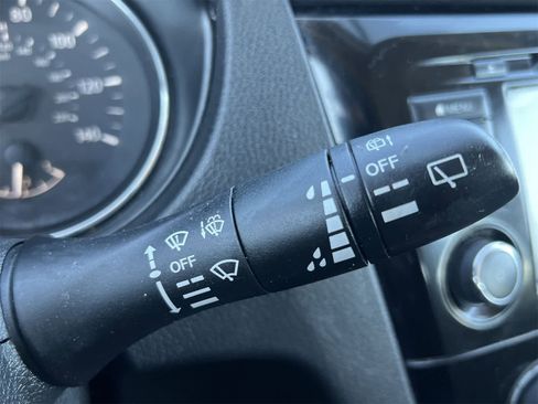 Used 2019 Nissan Rogue S image 25