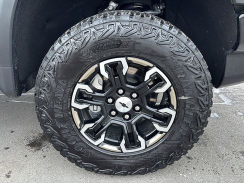 Used 2024 Chevrolet Silverado 1500 ZR2 w/ Technology Package AWD/4WD image 13