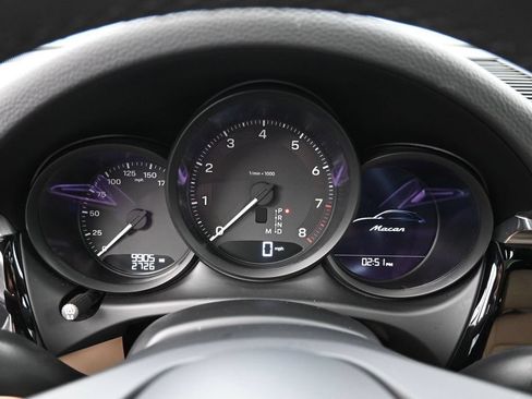 Certified 2025 Porsche Macan AWD/4WD image 20