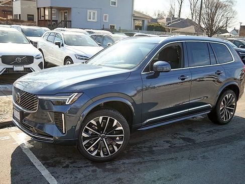 New 2026 Volvo XC90 B5 Plus w/ Protection Package image 3