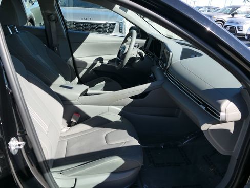 Used 2023 Hyundai Elantra Blue image 27