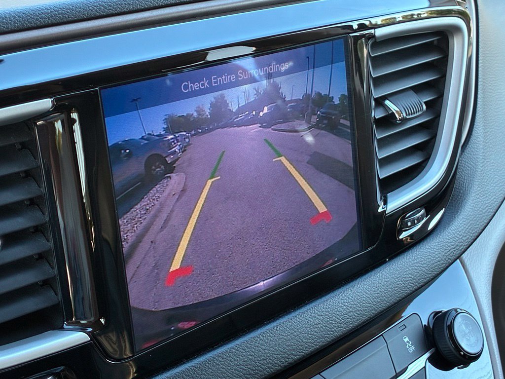 Used 2017 Chrysler Pacifica Touring-L FWD image 6