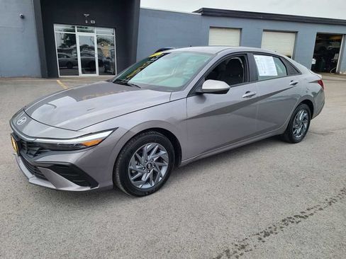 Used 2024 Hyundai Elantra SEL FWD image 2