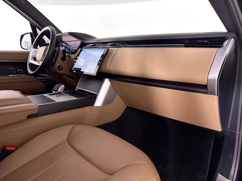 Used 2025 Land Rover Range Rover SE image 12