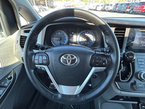 Used 2017 Toyota Sienna XLE image 23