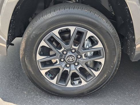 Used 2025 Toyota Tundra Limited AWD/4WD image 11
