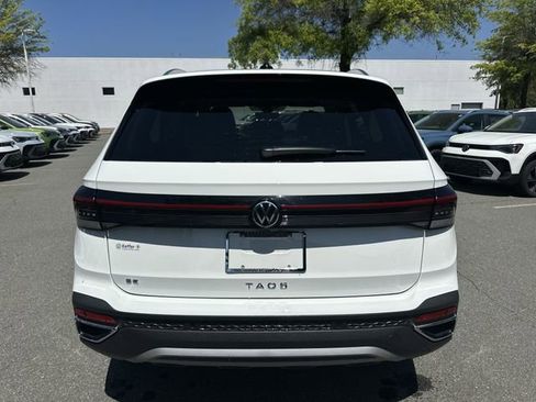 New 2026 Volkswagen Taos SE image 4
