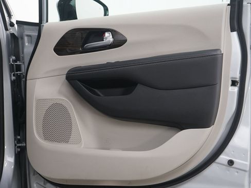 Used 2024 Chrysler Pacifica Limited image 9