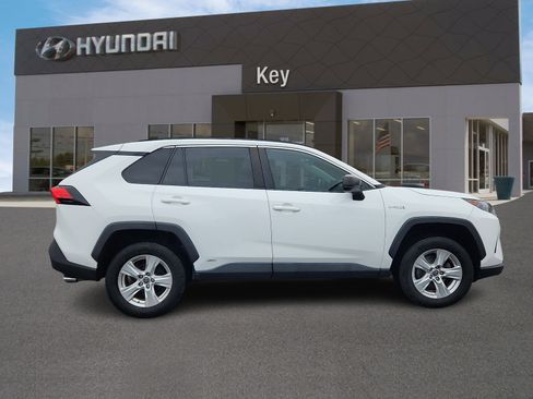 Used 2021 Toyota RAV4 LE AWD/4WD image 3