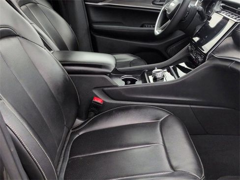 Used 2024 Jeep Grand Cherokee L Limited w/ Luxury Tech Group II image 32