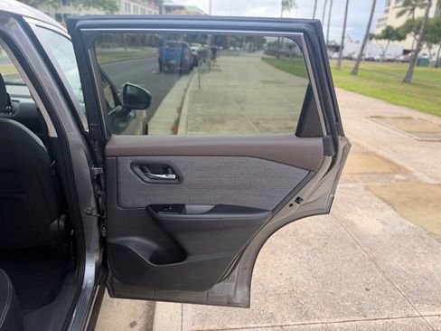 Used 2022 Nissan Rogue SV FWD image 11