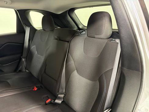 Used 2020 Jeep Cherokee Latitude w/ Cold Weather Group FWD image 20